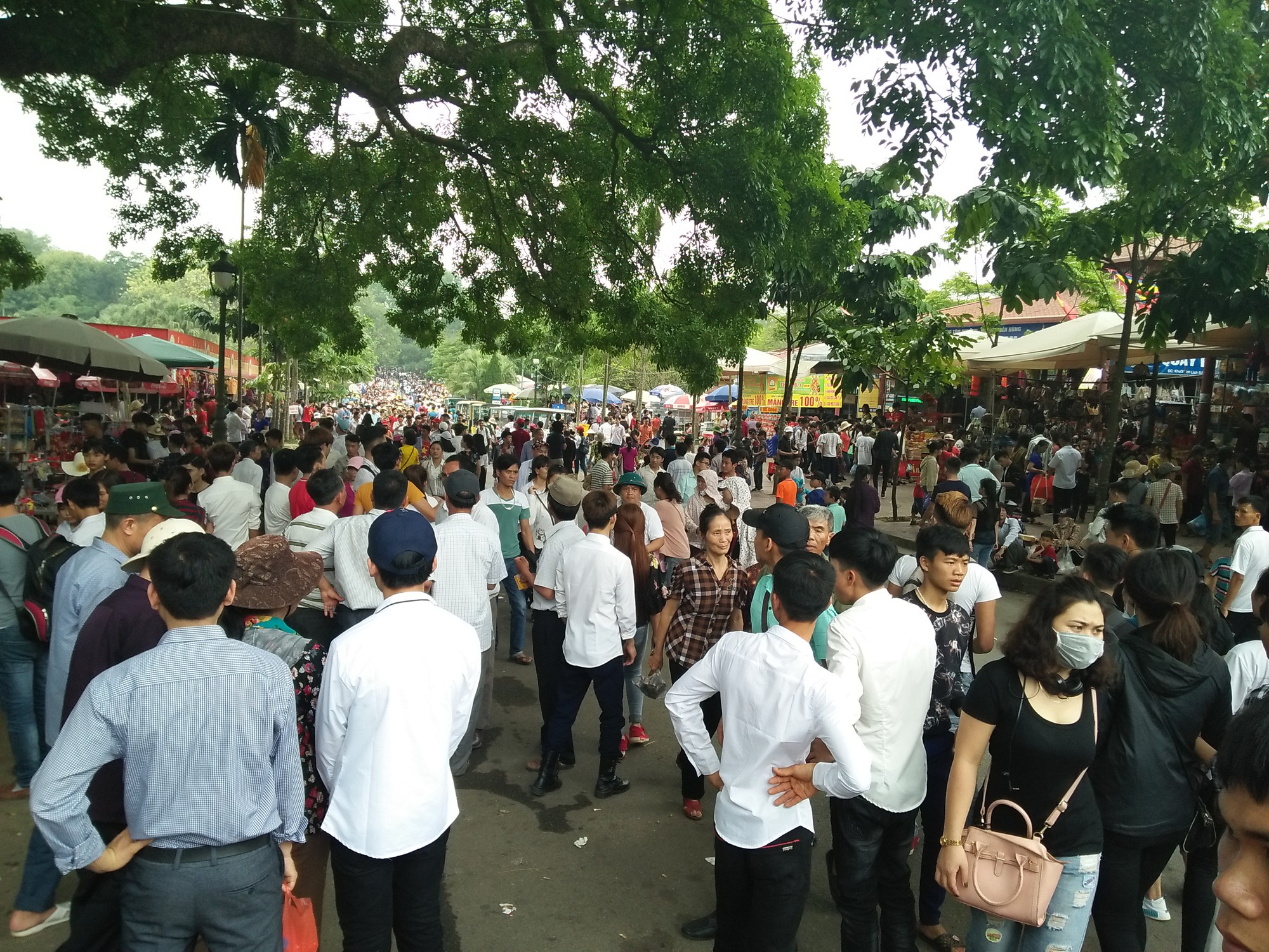 Biển người đổ về Đền Hùng dù chưa chính hội 10/3, nhiều du khách đợi 2 tiếng chưa lên được tới đền